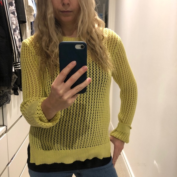 BCBG knit sweater in citron colour. Size medium! Perfect for all seasons! - Picture 2 of 3